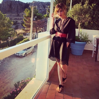 Violante Placido feet photo thumbnail