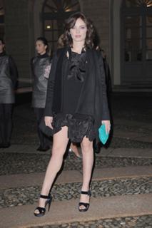 Violante Placido feet photo thumbnail