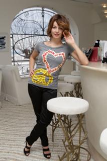 Violante Placido feet photo thumbnail