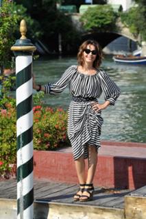 Violante Placido feet photo thumbnail