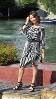 Violante Placido feet photo thumbnail