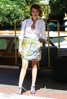 Violante Placido feet photo thumbnail