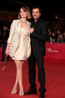 Violante Placido feet photo thumbnail