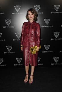 Violante Placido feet photo thumbnail