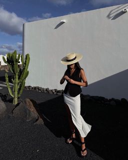 Violeta Mangriñán feet photo 2