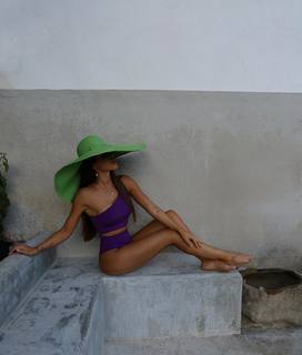 Violeta Mangriñán feet photo 2