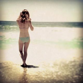 Violett Beane feet photo thumbnail