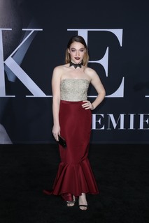 Violett Beane feet photo thumbnail