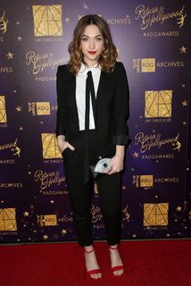 Violett Beane feet photo thumbnail