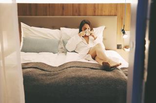 Violett Beane feet photo thumbnail