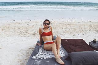 Violett Beane feet photo thumbnail