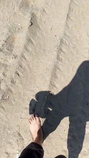 Violett Beane feet photo thumbnail