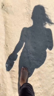 Violett Beane feet photo thumbnail