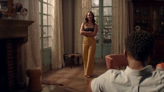 Violett Beane feet photo thumbnail