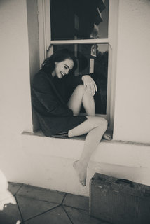 Violett Beane feet photo thumbnail