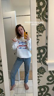 Violett Beane feet photo thumbnail