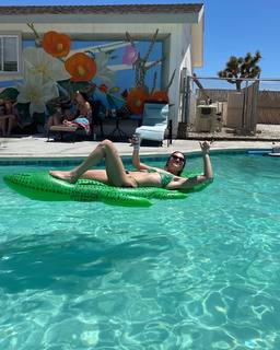 Violett Beane feet photo thumbnail