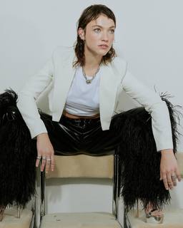 Violett Beane feet photo thumbnail