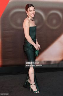 Violett Beane feet photo thumbnail