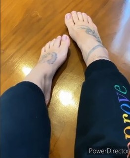 Virginia Fonseca feet photo thumbnail