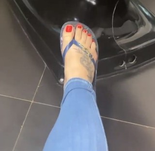 Virginia Fonseca feet photo thumbnail