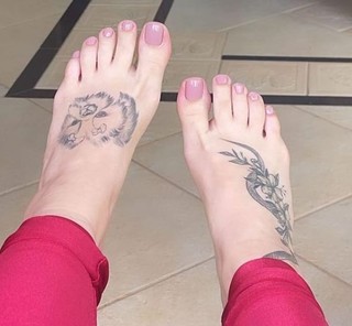 Virginia Fonseca feet photo thumbnail
