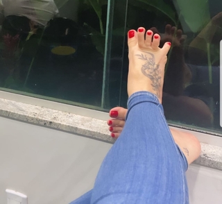 Virginia Fonseca feet photo thumbnail