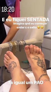 Virginia Fonseca feet photo thumbnail