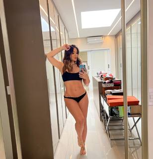 Virginia Fonseca feet photo thumbnail