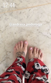 Virginia Fonseca feet photo thumbnail