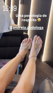 Virginia Fonseca feet photo thumbnail