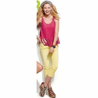 Virginia Gardner feet photo thumbnail