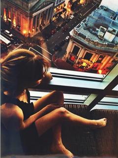 Virginia Gardner feet photo thumbnail
