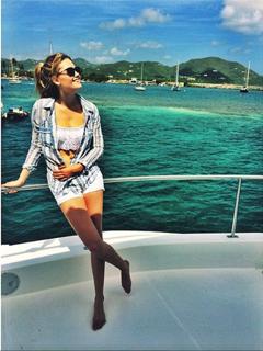 Virginia Gardner feet photo thumbnail
