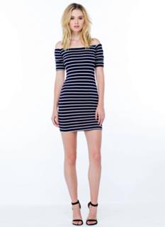 Virginia Gardner feet photo thumbnail