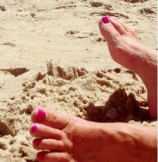 Virginia Gardner feet photo thumbnail