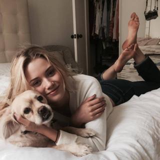 Virginia Gardner feet photo thumbnail