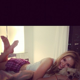 Virginia Gardner feet photo thumbnail