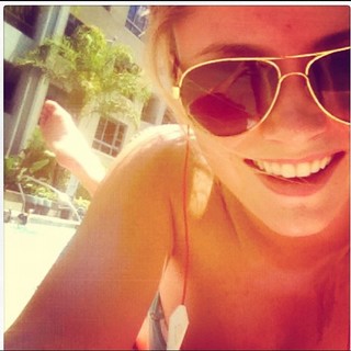 Virginia Gardner feet photo thumbnail