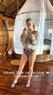 Virginia Gardner feet photo thumbnail