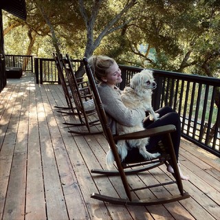 Virginia Gardner feet photo thumbnail