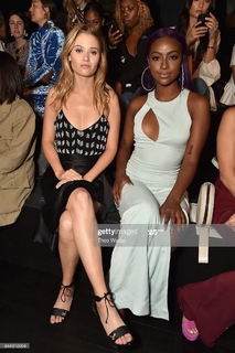 Virginia Gardner feet photo thumbnail