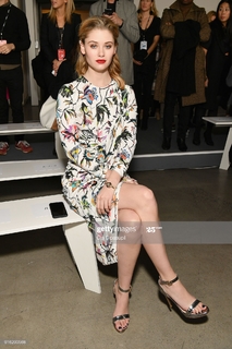 Virginia Gardner feet photo thumbnail