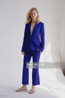 Virginia Gardner feet photo thumbnail