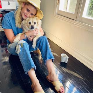 Virginia Gardner feet photo thumbnail