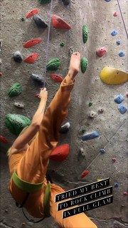 Virginia Gardner feet photo thumbnail