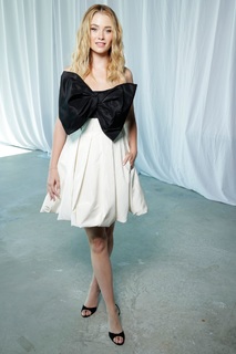 Virginia Gardner feet photo thumbnail