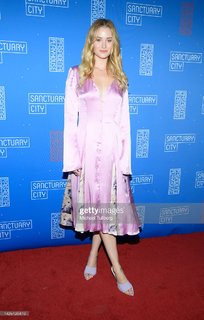 Virginia Gardner feet photo thumbnail