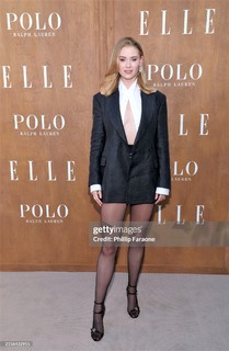 Virginia Gardner feet photo thumbnail