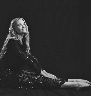 Virginia Gardner feet photo thumbnail